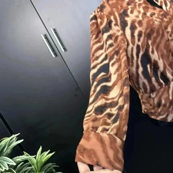 bar III Round v-cut neck, keyhole, long sleeve elastic waist back animal print - Picture 6 of 14